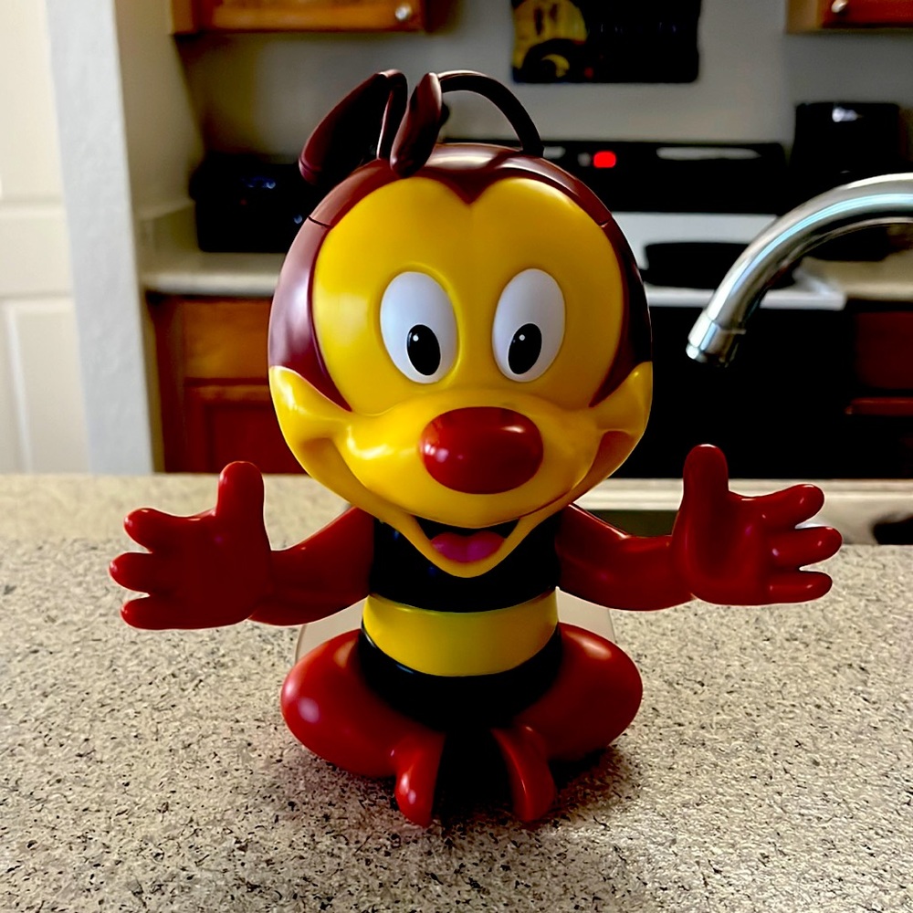 Spike the bee cups (comes with straw) brand new